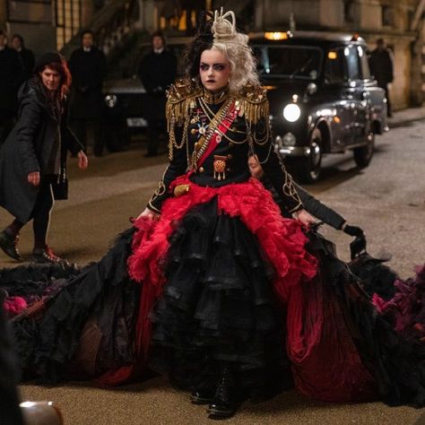 Full Image Cruella Movie Costumes, Cruella Deville Dresses From Movie, Cruella Wallpaper, Cruella Fashion, Jenny Beavan, Cruella 2021, Cruella Costume, Cruella Deville, Become A Fashion Designer