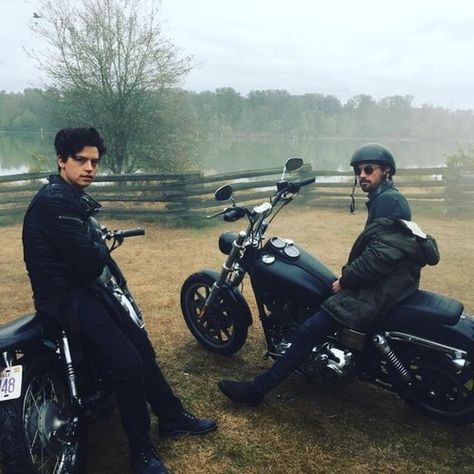 What is the Motorcycle in Riverdale? Fp And Alice, Fp Jones, Cole Spouse, Riverdale Cw, Cole Sprouse Jughead, Riverdale Cole Sprouse, Skeet Ulrich, Riverdale Aesthetic, Riverdale Memes