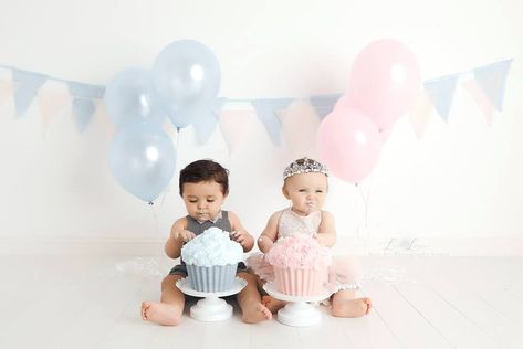 Twins Cake Smash Photoshoot, Twins Photoshoot Ideas 1 Year, Twin Smash Cake Pictures, Twin First Birthday Photoshoot, Twins First Birthday Photoshoot, Twin Birthday Pictures, Twins Cake Smash, Twins Photoshoot, Twin Cake Smash