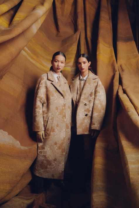 Antonio Marras - Pre-Fall 2024 https://www.vogue.com/fashion-shows/pre-fall-2024/antonio-marras/slideshow/collection#11 Women's Runway Fashion, Fall 2024 Fashion, Fashion Runway Show, Opera Coat, 2024 Fashion Trends, Antonio Marras, Summer Cool, Copenhagen Fashion Week, Trending Fashion Outfits