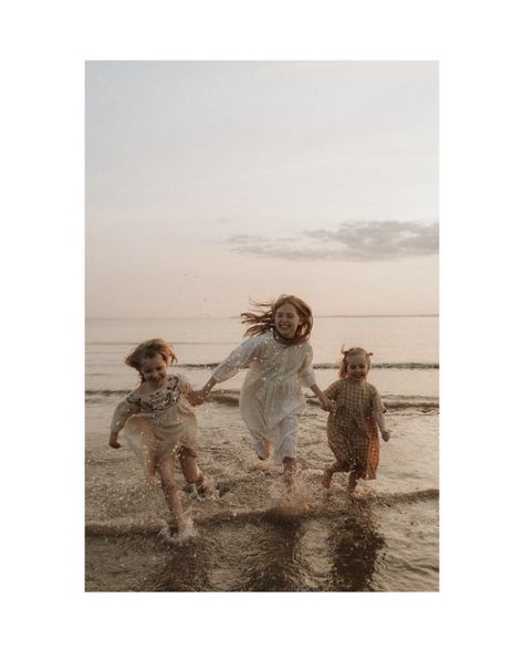 Holiday Beach Family Photos, Documentary Family Photography Beach, Family Portrait Beach, Family Beach Photoshoot, Beach Editorial, Family Beach Portraits, Family Photoshoot Poses, Family Nature, Family Beach Pictures