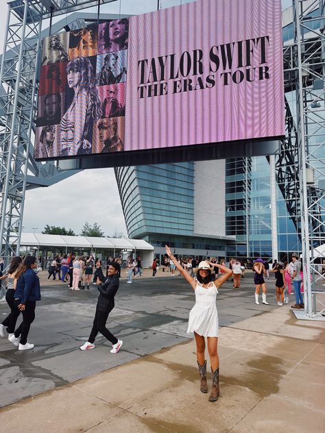 Taylor Swift Concert Photo Ideas, Taylor Swift Concert Pics Eras Tour, Eras Tour Pictures, Eras Tour Picture Ideas, Eras Tour Stadium, Taylor Swift Wembley Stadium, Concert Photo Ideas, Taylor Swift Aesthetic Concert Photos, Taylor Swift Concert Aesthetic Crowd