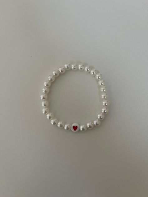 This bracelet is simple yet stylish with a heart bead with pearls around it! Braclets Beads Aesthetic, Simple Beads Bracelets Ideas, Pearls Bracelet Ideas, Aesthetic Pearl Bracelet, Bracelet Pearl Ideas, Simple Beaded Bracelets Ideas, Aesthetic Beads Bracelet, Simple Beads Bracelet, Aesthetic Bead Bracelet Ideas