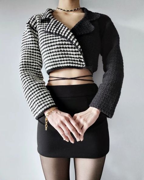 Moon & Baileys Crochet (@moonbaileys.crochet) • Fotos y videos de Instagram Blazer Pattern, Mode Crochet, Crochet Fashion Patterns, Crochet Diy, Crochet Top Pattern, Black Crochet, Crochet Cardigan, Crochet Fashion, Crochet Sweater