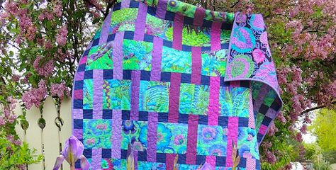 Showcase Large Prints in This Striking Quilt - Quilting Digest Interweave Quilt, Large Print Fabric, Kaffe Quilts, Homemade Machine, Interlocking Blocks, Quilting Digest, Amy Butler, Floral Ideas, Modern Quilt