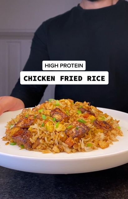 Clean Eating Guide on Instagram: "High Protein Chicken Egg Fried Rice! 519 calories per serving - 58g protein / 46g carbs / 11.5g fat by @jalalsamfit Probably the easiest meal you could make. This is perfect for weight loss, delicious and so easy to make! Another great example that you can eat lots of food for lower calories. I’ve also used this recipe many times for meal prep especially for those busy days! For the chicken: • Cubed up chicken breast (300g raw weight) • 1 tsp olive oil • 1 ts Protein Chicken Fried Rice, Chicken Egg Fried Rice, High Protein Chicken, Egg Fried Rice, Lots Of Food, Chinese Cooking Recipes, Easy Rice Recipes, Easy Chinese Recipes, Easy Healthy Meal Prep