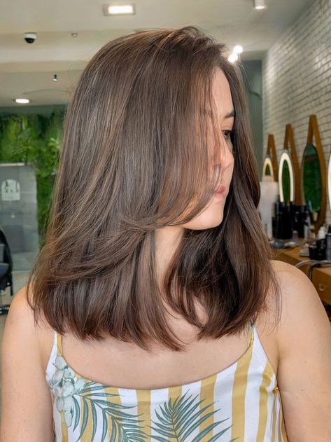 A trendy low-maintenance straight hairstyle for women Easy Straight Hairstyles, Shoulder Length Straight Hair, Medium Length Hair Straight, Second Day Hairstyles, Brown Hair Inspo, Low Maintenance Hair, Soft Layers, Hair Stylies, Busy Lifestyle