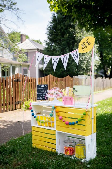 Drink Stands For Party, Portable Lemonade Stand, Lemonade Stand For Kids, Summer Fun Activities, Kids Lemonade Stands, Diy Lemonade Stand, Kids Lemonade, Diy Lemonade, Treat Stand