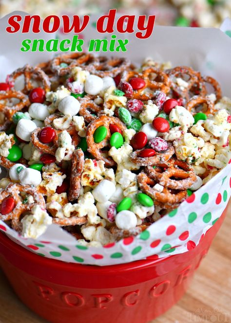 Easy Holiday Snacks, Christmas Snack Mix, Mom On Timeout, Christmas Snack, Easy Treat, Christmas Candy Recipes, Snack Mix Recipes, Holiday Snacks, Christmas Food Desserts