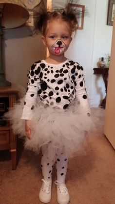 DIY Dalmatian Costume. I made this in a few hours using a long sleeve shirt, tights, felt, glue and tulle tied to a ribbon for the tutu. Only took a few hours and got so many compliments on it. Let me know if interested in directions. Diy Dalmatian Costume, 101 Dalmations Costume, Last Minute Diy Halloween Costumes, Dalmation Costume, Meme Costume, Dalmatian Costume, Puppy Costume, Baby Kostüm, Diy Costumes Kids