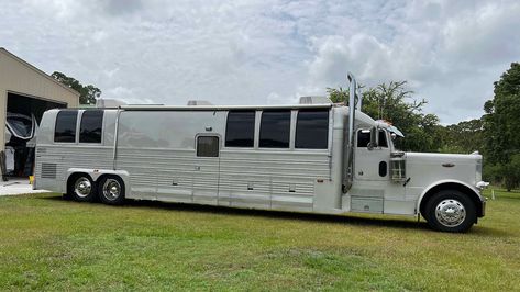 Someone straight up stole this incredible rig. Our jealousy knows no bounds. Glory Road, Hey Ya, Class C Motorhomes, Class A Motorhomes, Peterbilt 379, Luxury Lodge, Vegas Hotel, Truck Campers, Truck Camping