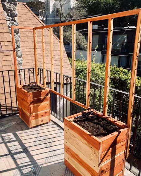 35 Trellis Ideas for a Stunning, Supported Garden Balcony Trellis, Yard Trellis, Garden Trellis Ideas, Outdoor Woodworking Plans, Building A Trellis, Planter Box With Trellis, Wood Trellis, Planter Trellis, Trellis Ideas