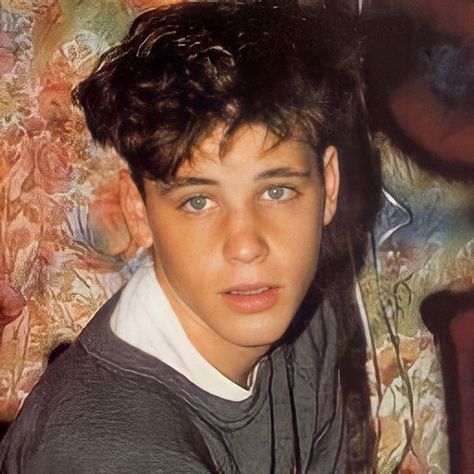 Corey Haim 80s, Best Vampire Movies, Corey Haim, The Lost Boys 1987, 90s Men, Vampire Movies, Haim, Celeb Crushes, Swallows