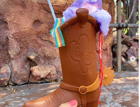 Bonnie's Boot Float at Disneyland Park Disneyland Desserts, Snake In My Boot, Mint Julep Bar, Dessert Restaurants, Famous Drinks, Disney Desserts, Disney Eats, Candy Fruit, Dining Plan