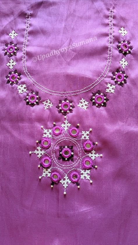 Kutch work on kurta Bavaliyo Work Blouse, Sindhi Mirror Work Embroidery, Dress Neck Work Designs, Kutch Work Designs Blouses, Kurta Neckline, Neckline Embroidery Designs, Kutchi Work, Simple Kurta, Mirror Work Blouse Design