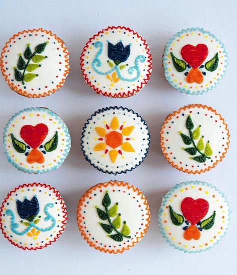 Leslie Vigil on Instagram: “Cozy embroidery cupcakes in all buttercream. 🧵🌷❤️🌿🧡☀️ With the help of a little acetate, you can create a smooth base for that perfect…” Mexican Wedding Cupcakes, Mexican Embroidery Cookies, Mexican Cupcakes Decoration, Mexican Theme Cupcakes, Embroidery Cupcake, Mexican Embroidery Cake, Mexican Cupcakes, Cozy Embroidery, Rehearsal Dinner Themes