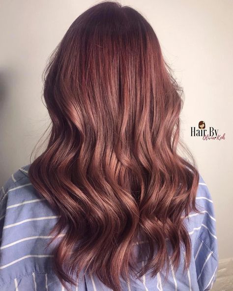 Stylists and colorists on Instagram are sharing photos of what they're calling strawberry brunette or strawberry brown hair, the brunette counterpart to strawberry blonde hair that serves as a way to add reddish-pink highlights to brown hair. #brownhair #lightbrownhair Highlights To Brown Hair, Red To Brown Hair, Strawberry Brunette, Strawberry Brown Hair, Hair Lights, Underlights Hair, Rambut Brunette, Reddish Brown Hair, Brown Ombre Hair