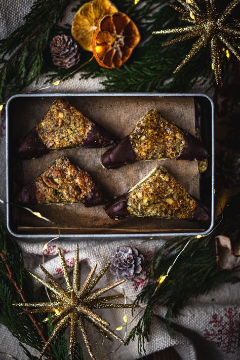 This is my favorite CHRISTMAS COOKIE recipe ever. A crispy shortcrust base topped with apricot jam and a sweet nutty filling and the ends are dipped in dark chocolate. Sooo good. You can variate the flavor in combining different nuts for a different flavor. This recipe includes the flavors walnut-hazelnut and almond-pumpkin seeds. These cookies are easy and fast to make.#nussecken #nutcookies #christmascookies #austrianrecipe #weihnachtskekse #christmasrecipe Xmas Cookies Recipes, Unique Christmas Cookies, Dreamy Christmas, Xmas Cookie, Different Nuts, Christmas Cookie Recipe, Sugar Cookie Recipe Easy, Best Christmas Cookie Recipe, Best Cookies Ever