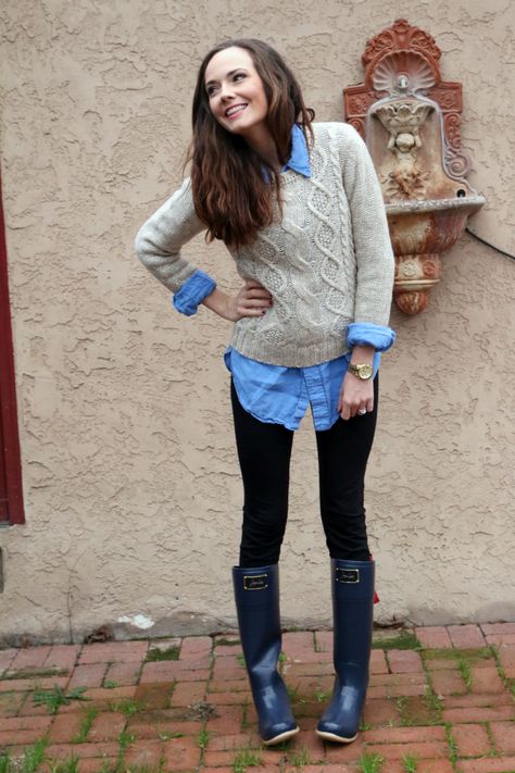 sweater: c/o joules shirt: men’s polo ralph lauren (thrifted) pants: j. crew via thredup boots: c/o joules watch: michael kors There is something so quintessentially British about a good pair of Wellies, isn’t there? And these absolutely are a good pair. I mean, did you see the bows? Did you?? I’m completely smitten. Methinks I’ll...Read More » Navy Rain Boots Outfit, Rainboots Outfit, Rain Boot Outfit, Preppy Mode, Adrette Outfits, Oatmeal Sweater, Work Sweaters, Hunter Outfit, Rain Jacket Women