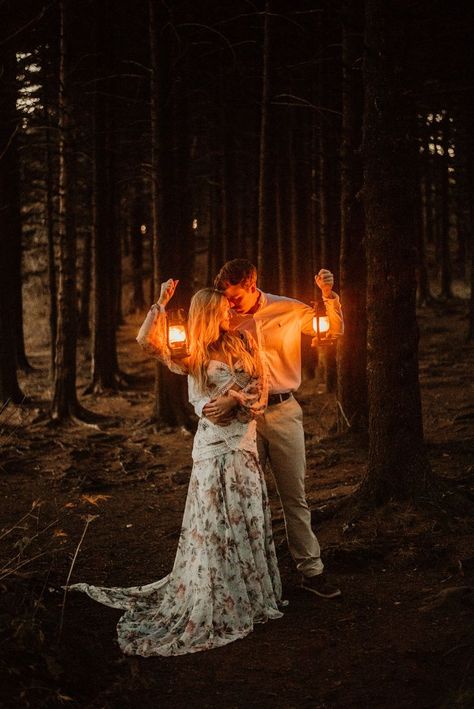 Add a little prop to make your photos a little more unique and fun - like a lantern! Lantern Photoshoot, Photoshoot For Couples, Lantern Photography, Gothic Wedding Theme, Shooting Couple, Carolina Mountains, Mountain Engagement Photos, Aesthetic Photoshoot, Outdoor Fall Wedding