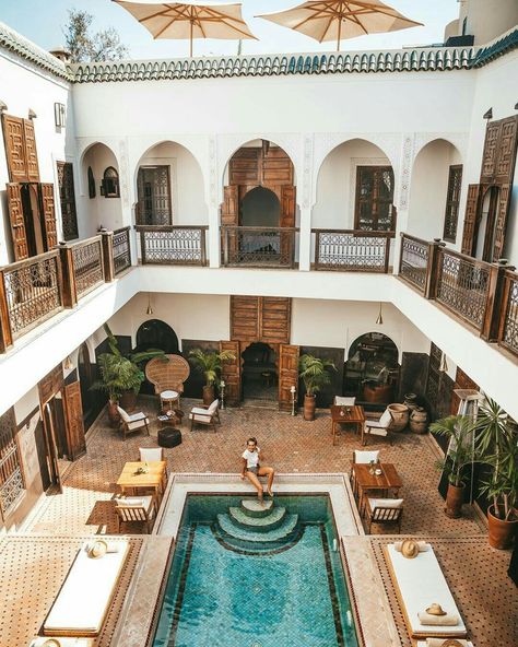 Hacienda House Plans, Indian Courtyard, Style Hacienda, Palace Design, Marrakech Riad, Pool House Decor, Moroccan Houses, Riad Marrakech, Living Pool