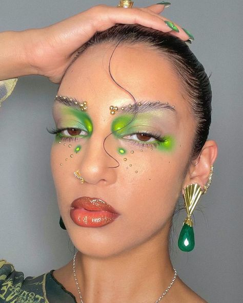 Aura Makeup Look, Colorful Make Up, Colourful Makeup Looks Creative, Creative Green Makeup Looks, Aura Eyeshadow, Green And Red Wallpaper, Bright Green Makeup, Makeup Looks Abstract, Colorful Makeup Aesthetic