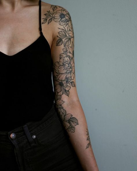 Floral Sleeve With Butterflies, Floral Sleeve Tattoo, Bicep Tattoo Women, Shoulder Sleeve Tattoos, Arm Sleeve Tattoos For Women, Sleeve Tattoo Ideas, Feminine Tattoo Sleeves, Tattoos For Women Half Sleeve, Upper Arm Tattoos