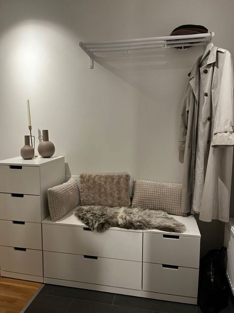 Liten hall med mycket förvaring. Här har jag använt förvaringsmöbeln Nordli från Ikea med två låga avsatser och en hög bredvid. Jag har inrett de låga avsatserna med kuddar och fuskpläd för att bjuda in till att sitta på byrån. Ovanför har jag satt upp hatthylla från essen design.  Allt i vitt. Inredningen i beiga färger. Nordli Hallway, Nordli Hall, Nordli Ikea, Ikea Hallway Ideas, Ikea Nordli, Ikea Hallway, Comfy Bedroom, Home Entrance Decor, Apartment Balcony Decorating