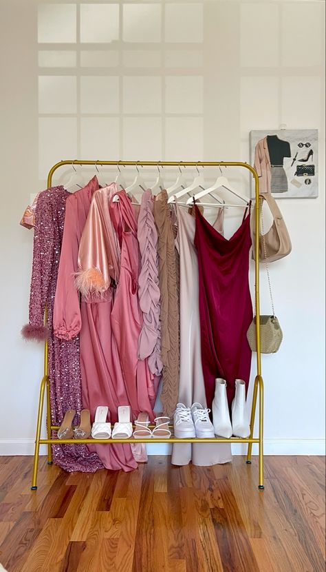 Closet Pics Aesthetic, Dress Closet Aesthetic, Garment Rack Bedroom Aesthetic, Fashion Closet Aesthetic, Boutique Aesthetic Ideas, Dress Hanging Ideas, Dress Organization Ideas, New Wardrobe Aesthetic, Dress Shopping Aesthetic