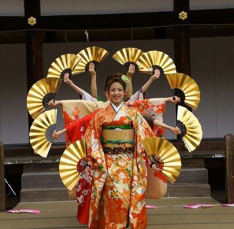 The traditional Japanese fan dance is performed by a young woman, either singly or in a group. It involves using a hand-held fan as a prop. The dancers often wear brightly colored Japanese kimonos, and have elaborately arranged hair and bold make-up. Fan dancing involves slow, deliberate movements, figures and poses, which sometimes tell a story. Fan dances are usually accompanied by traditional Japanese music often involving singing and the playing of a shamisen (a 3-stringed instrument). Chinese Dancer, Asian Party Themes, Festival Japan, Japanese Village, Japanese Costume, Fan Dance, Hula Dancers, Japanese Fan, Asian Inspiration