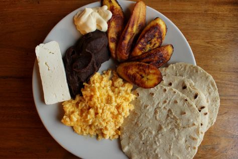 Guatemalan Breakfast Antinflammatory Diet, Traditional Guatemalan Food, Guatemalan Desserts, Guatamalan Recipes, Guatemala Food, Guatemalan Food, Traditional Meals, Eggs Scrambled, Grilled Bananas