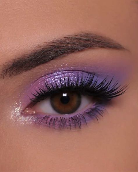 Prom Makeup For A Purple Dress, Too Faced That's My Jam Looks, Mal From Descendants Makeup, Lilac Wedding Makeup, Makeup Ideas For Quinceanera, Lilac Eye Makeup, Purple Wedding Makeup, Make Up Morado, Lilac Makeup