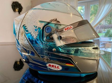 Cool Helmet Design, F1 Helmet Design, Racing Helmet Design, Customized Motorcycles, Nascar Helmet, Custom Bike Helmets, F1 Helmet, Motorbike Gear, Motorcycle Helmet Design