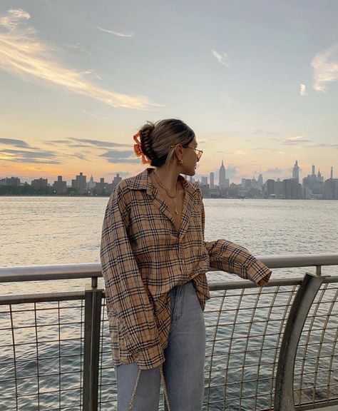 Tweet Outfit, Burberry Shirt, Flannel Outfits, Fall 23, Indie Room, Mode Inspo, How To Pose, Outfit Inspo Fall, Look At You