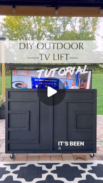 Nneka Mosley | DIY & Design + Lifestyle | PA on Instagram: "SAVE THIS POST! (Update- my building plan for this is available in my bio!). It’s been a year since I made this tv lift for my husband and we’ve definitely gotten great use out of it! We purchased a grill cover and used that to cover it when not in use. We also brought in inside the house when it got really cold then brought it back out in spring. So today I’m running this back because now is the perfect time to make one…just in time for football season. This is really a very simple build. It’s literally just a basic box..no fancy cuts although you can definitely add some miter cuts for a cleaner look. The magic is in the tv lift mechanism that you buy, assemble then add to the box. I used one of the mid range mechanisms (wi Tv Cabinet Diy, Outdoor Tv Box, Outdoor Tv Setup, Outdoor Tv Stand, Pop Up Tv Cabinet, Outdoor Tv Mount, Patio Tv, Outdoor Tv Enclosure, Tv Lift Mechanism