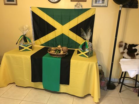 Jamaican Independence Day Party, Jamaica Theme Party Decorations, Jamaica Decorations Parties, Jamaican Centerpiece Ideas, Jamaican Theme Party Decoration, Jamaica Day Decorations, Jamaica Birthday Ideas, Jamaica Themed Party, Jamaica Party Decorations