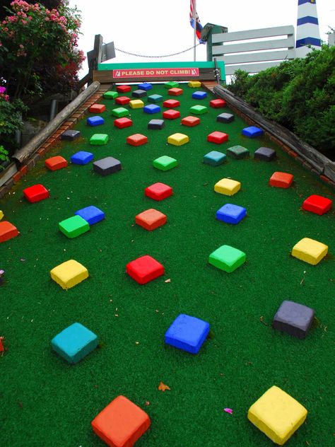 Historic and unusual mini golf courses around the USA Mini Golf Course Ideas, Backyard Mini Golf, Diy Mini Golf, Mini Golf Ideas, Minature Golf, Mini Putt, Indoor Mini Golf, Golf Card Game, Dubai Golf