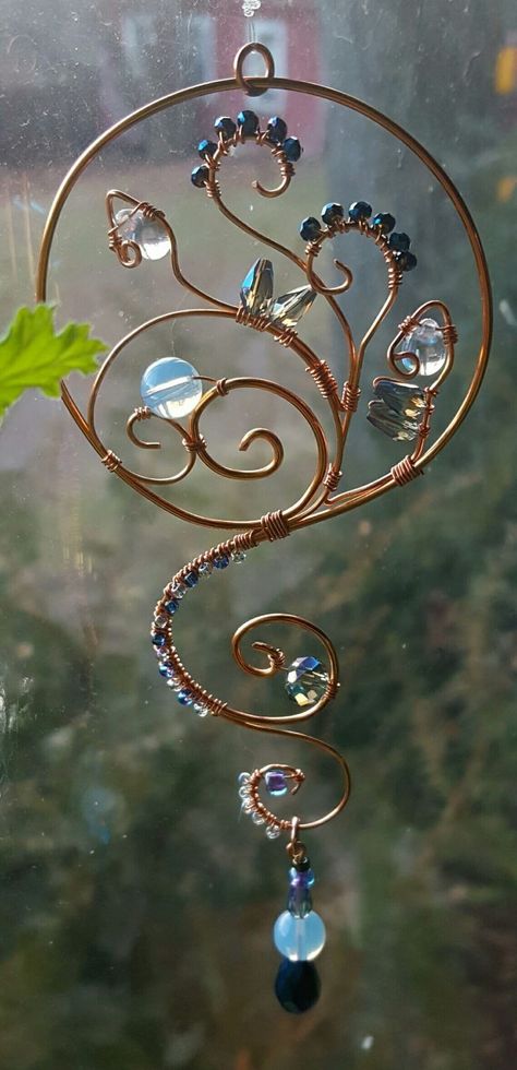 Wire Wrapping Dream Catcher, Wire Wrapped Wind Chime, Copper Wire Dream Catcher, Crafts With Wire And Beads, Copper Wire Suncatchers, Wire Suncatcher Tutorial, Wire Wrap Dream Catcher, Wire Wrapped Decor, Wire Work Sculpture