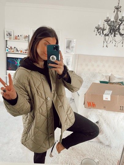 Trench Coat Outfit Autumn, Outfit Autumn 2022, Beth Bartram, Quilted Coat Outfit, Ootd Casual Chic, Quilted Jacket Outfit, Balance Outfit, Black Tracksuit, Coach Tabby