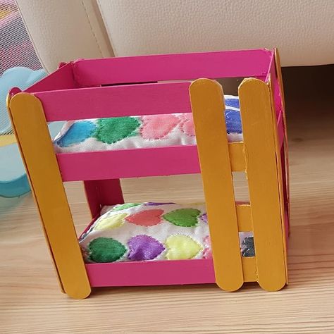 Calico Critter Crafts Diy, Barbie Doll Diy Furniture, Cardboard Doll Furniture, Barbie Diy Furniture, Barbie Activities, Barbie Bed, Diy Barbie Furniture Easy, Barbie Diy Accessories, Barbie House Furniture