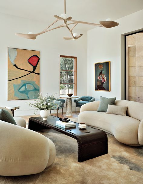 This Austin midcentury-meets-contemporary living room’s curved Tacchini Julep sofas from Scott + Cooner provide a foil for the home’s right angles. Sofas In Living Room, Julep Sofa, Curved Sofas, Luxe Magazine, Midcentury Interior, Modern Contemporary Living Room, Pearl Chandelier, Interior Design Guide, Austin Homes