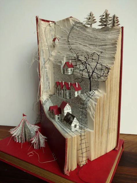 Sculpture Art Metal, Vika Papper Jul, Cornell Box, Old Book Art, Art Altéré, Book Art Sculptures, Dollhouse Building, Old Book Crafts, An Open Book