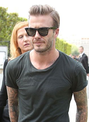 David Beckham wearing Ray-Ban http://www.redhotsunglasses.co.uk/sunglasses-c29/ray-ban-original-wayfarer-sunglasses-black-crystal-green-p6782 David Beckham Glasses, Rayban Wayfarer Men Style, Wayfarer Sunglasses Outfit, Ray Ban Wayfarer Mens, Wayfarer Sunglasses For Men, David Beckham Style Outfits, Ray Ban Original Wayfarer, David Beckham Style, Ray Ban Sunglasses Wayfarer