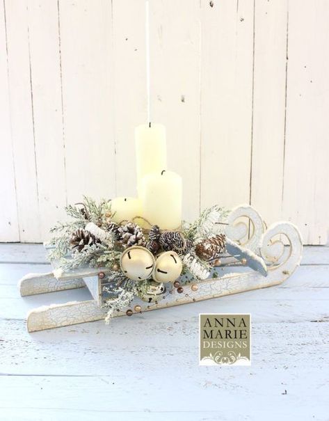 Sledge Decoration Christmas, Christmas Sledge Decoration, Valentines Baskets, Christmas Advent Wreath, Decoration For Christmas, Anna Marie, Christmas Flower Arrangements, Beautiful Christmas Decorations, Christmas Interiors