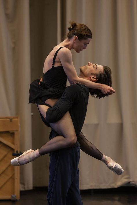 Rehearsal POB Ballet Couple, Paris Opera Ballet, Ballet Beauty, Ballet Poses, Post Facebook, Ballet School, Partner Dance, Ballet Class, Ballet Photography