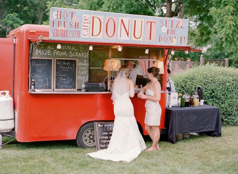 Jam Donut Truck (dessert idea) - this is absolutely adorable for an outdoor wedding festival Churros Truck, Donut Truck, Truck Wedding, Food Truck Wedding, Food Vans, Reception Food, Bridal Store, Unconventional Wedding, Food Trends