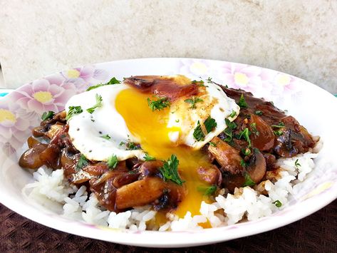 One of Hawaii's most popular dishes, loco moco, glammed up with caramelized onions and mushrooms Caramelized Onions And Mushrooms, Mushroom And Onions, Kraft Recipes, Portuguese Recipes, Hearty Breakfast, Caramelized Onions, Breakfast Dishes, Ground Beef, Ingredients Recipes