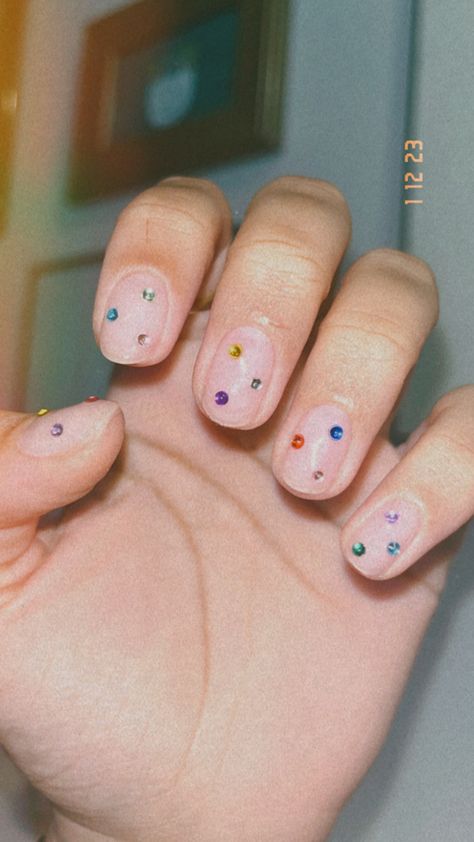 Short Nails Ideas Clear, Shorts Nails With Rhinestones, Short Nails Crystals, Short Nails Ideas Rhinestones, Rhinestone Nails Natural, Short Nails With Stickers, Nail Gems Simple, Nail Gems Short Nails, Short Nail Gem Placement