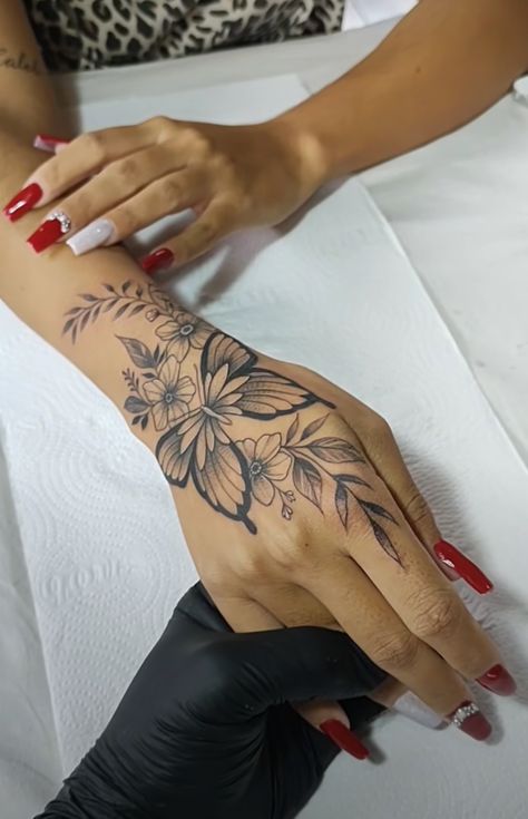 Flower Tattoos On Arm, Flower Arm Tattoos, Tattoo Main, Butterfly Hand Tattoo, Tattoo Floral, Tattoo Nature, Female Tattoos, Hand And Finger Tattoos, Butterfly Tattoos For Women