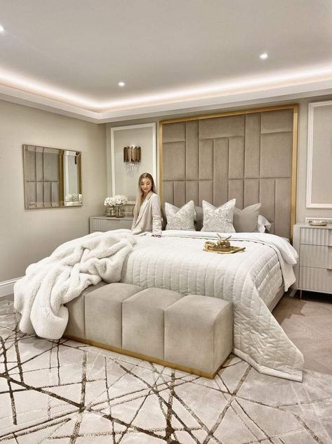 Mink And Gold Bedroom Ideas, Hotel Style Bedroom Master Suite Luxury, Mink Bed Bedroom Ideas, Bedroom Ideas Hotel Style, Gold Bedroom Aesthetic, Cozy Luxury Bedroom, White Modern Bedroom, Dream Bedroom Luxury, Champagne Bedroom